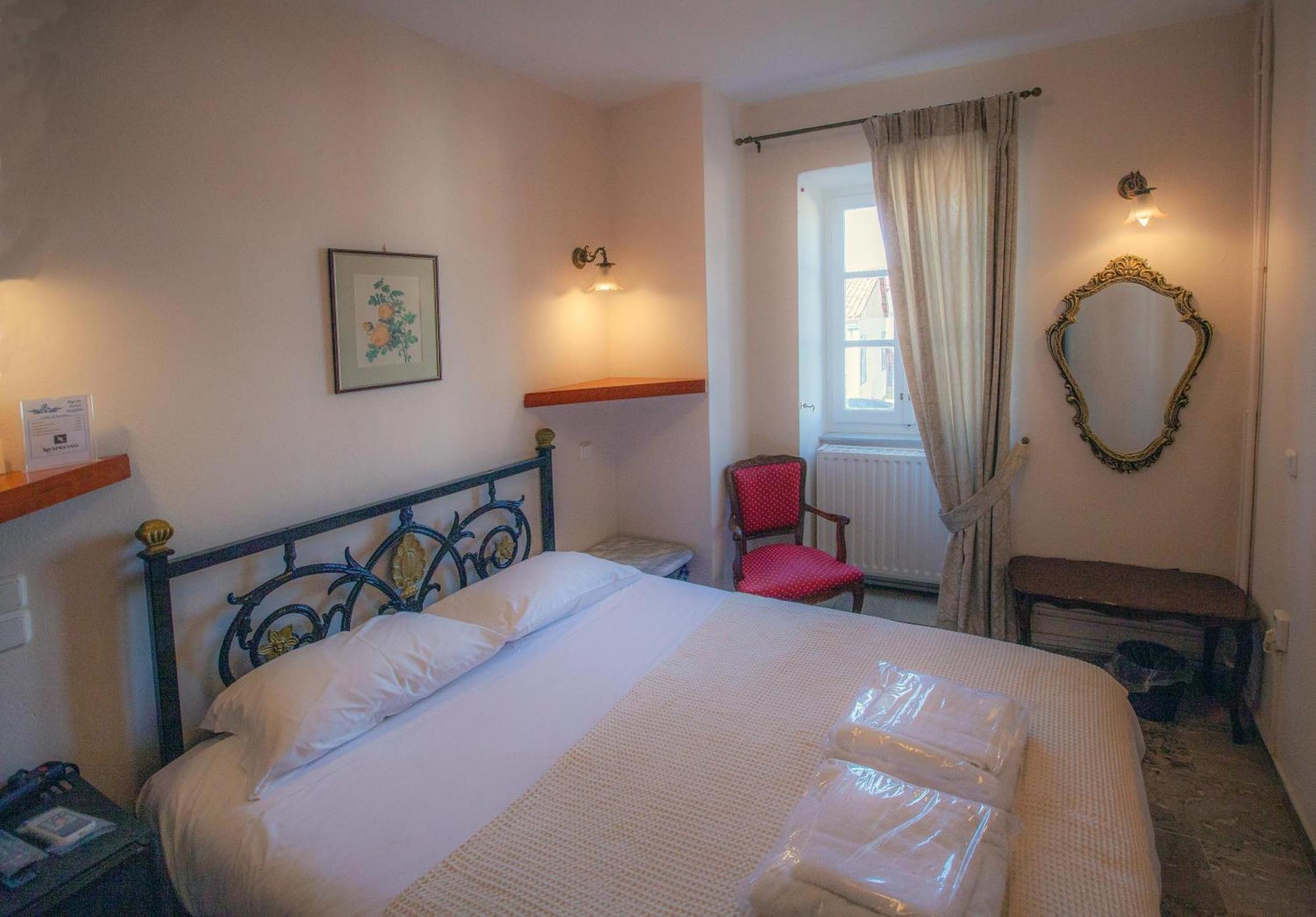 Byron Traditional Hotel นาฟปลิโอ ภายนอก รูปภาพ