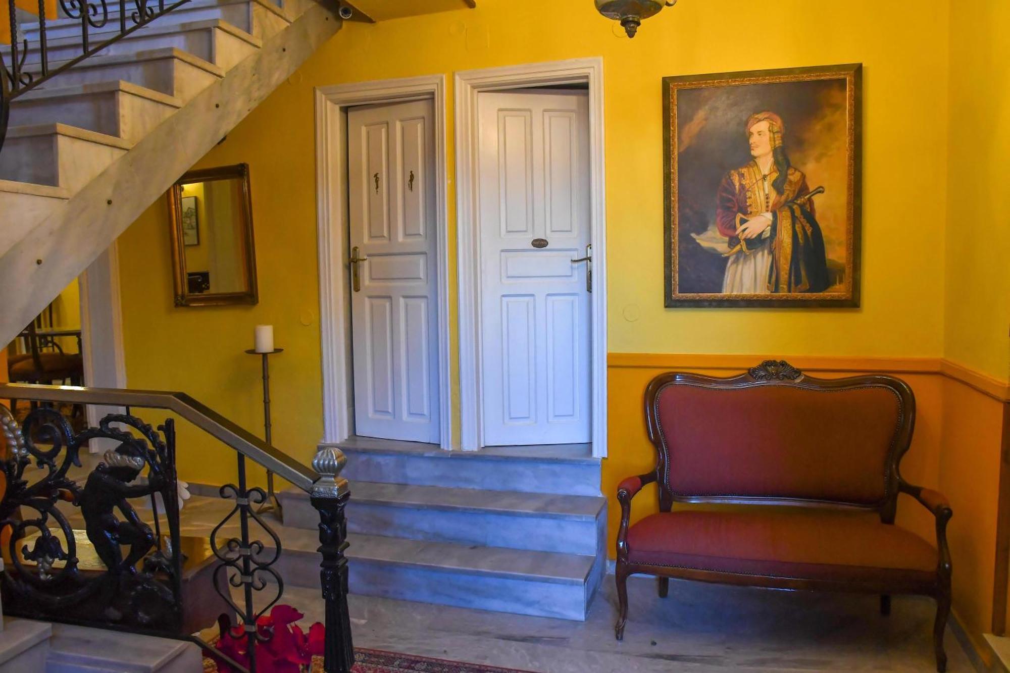 Byron Traditional Hotel นาฟปลิโอ ภายนอก รูปภาพ