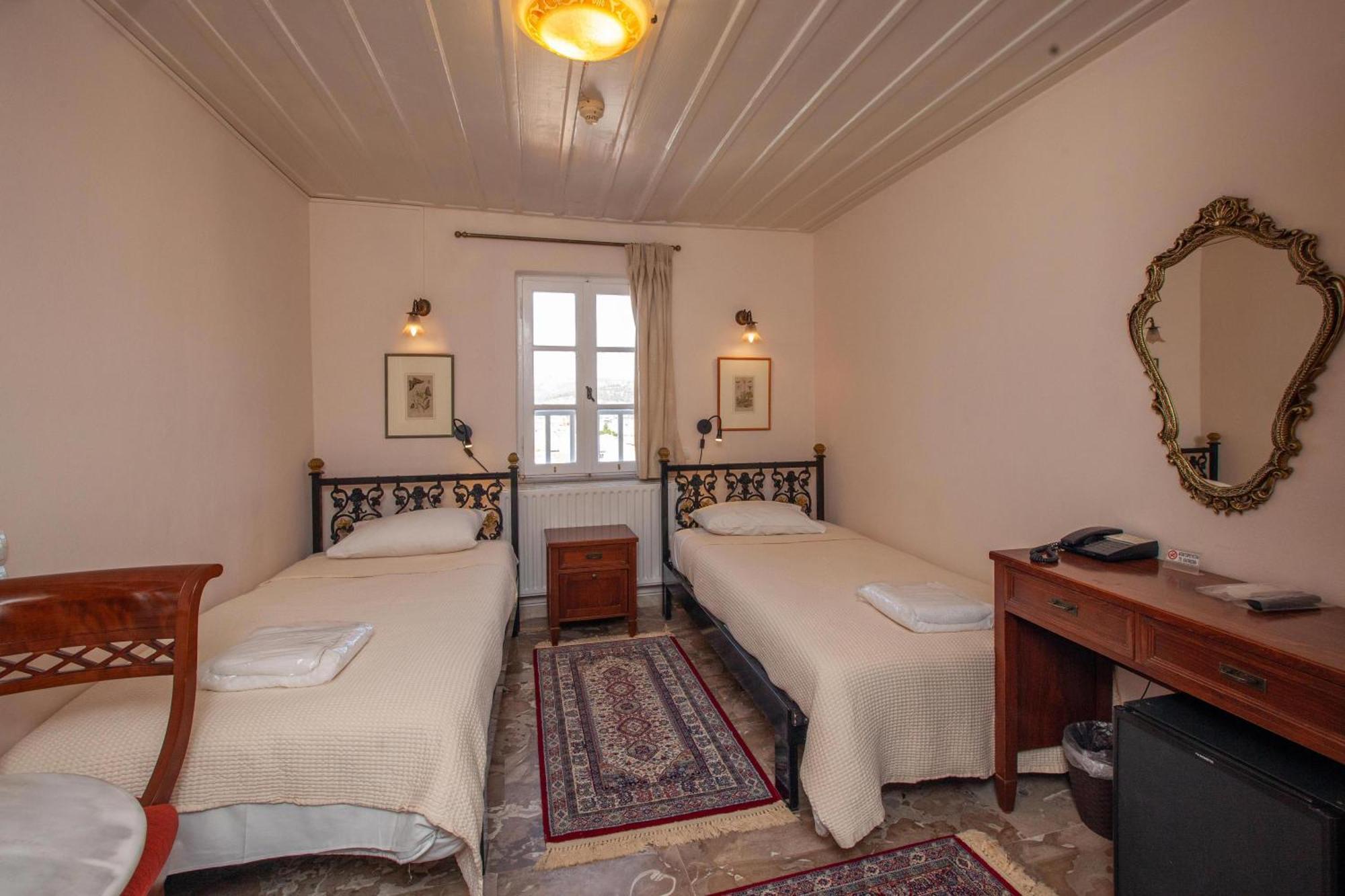 Byron Traditional Hotel นาฟปลิโอ ภายนอก รูปภาพ